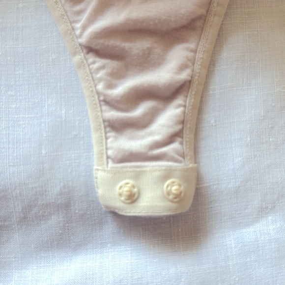 💕Marciano Cream High Collar Cut-Out Long Sleeve Bodysuit M EUC - Picture 6 of 7